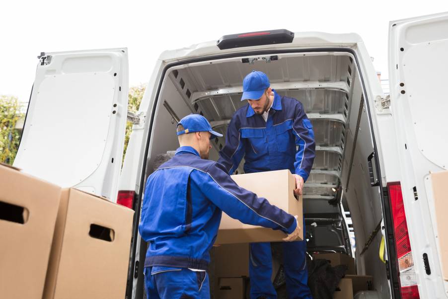 Euromovers Zakelijk | twee verhuismannen die een verhuisdoos uit een busje tillen