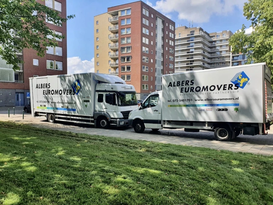 Twee verhuiswagens van verschillend formaat. Een van 45m³ en de ander van 15–20 m³